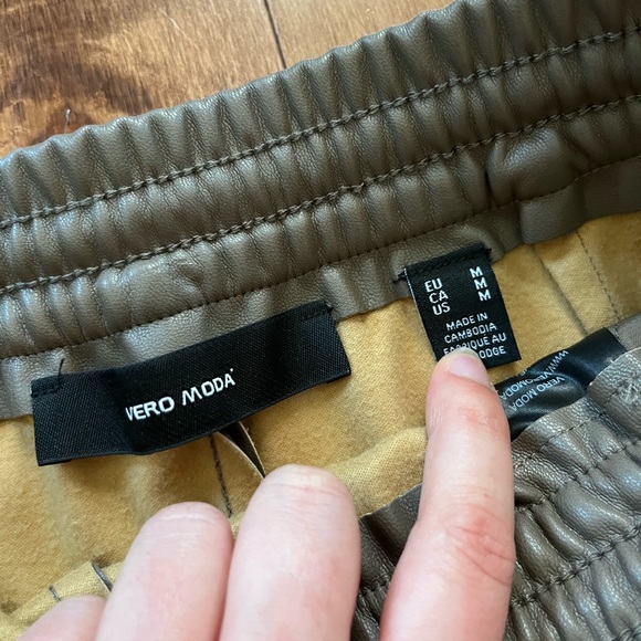 VERO MODA FAUX LEATHER PANTS - Picture 2 of 3